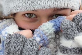 冬天美女戴着帽子围着围巾图片